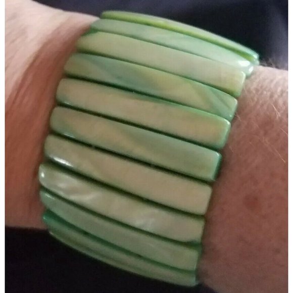 Vtg Gorgeous green mother of pearl shell cuff bracelet 1.75"stick beads streachy - Picture 3 of 4